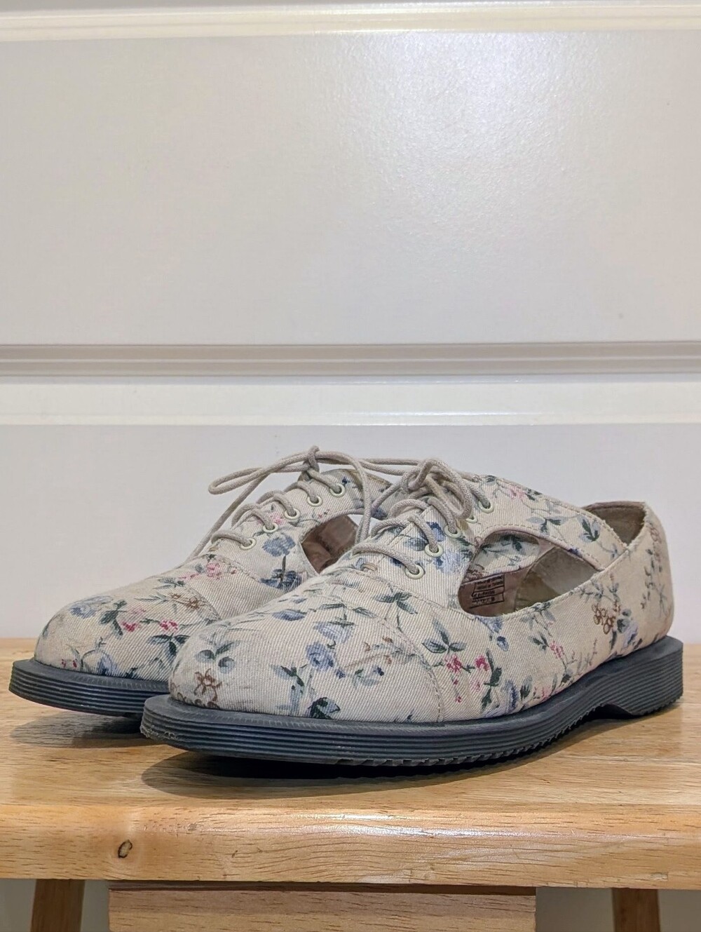 GUC Dr. Martens 7 Carrie Floral Canvas Cutout Lace Up Oxford Flats